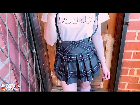 ❤️ Skolniece dziļi sūc savu locekli un nodarbību vietā dīdās. Kaltais porno pie mums ﹏