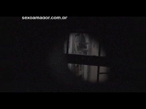 ❤️ Blondīnīte tiek slepeni filmēta ar kaimiņu vuajeru, kurš slēpjas aiz dobiem ķieģeļiem Kaltais porno pie mums ﹏